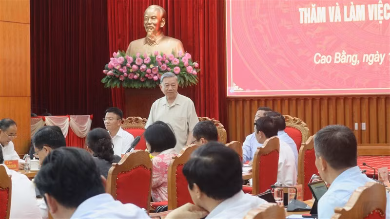 Chủ tịch nước Tô Lâm trao đổi với lãnh đạo chủ chốt tỉnh Cao Bằng.