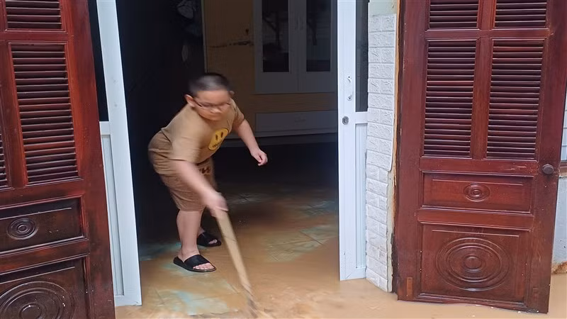 Đến sáng 9/9, người dân quét dọn nhà cửa, bùn đất tràn vào trong nhà.