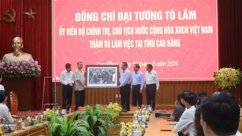 Chủ tịch nước Tô Lâm trao tặng Đảng bộ Cao Bằng bức ảnh "Bác Hồ về thăm Pác Bó".