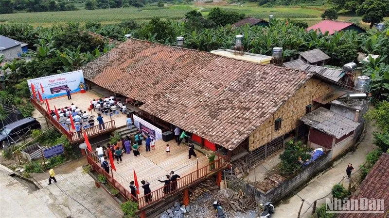 Ngôi nhà sàn cổ, hơn 100 "năm tuổi", có 9 gian, ở xóm Tục Ngã, xã Đức Xuân, huyện Thạch An, tỉnh Cao Bằng.