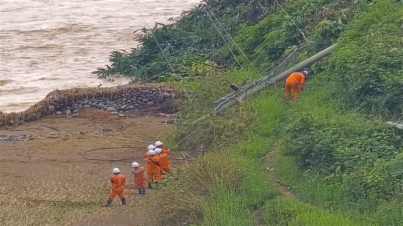 Do mưa lũ, sạt lở đất, nhiều cột điện tại tỉnh Cao Bằng bị gẫy, đổ. Do mưa lũ, sạt lở đất, nhiều cột điện tại tỉnh Cao Bằng bị gẫy, đổ.