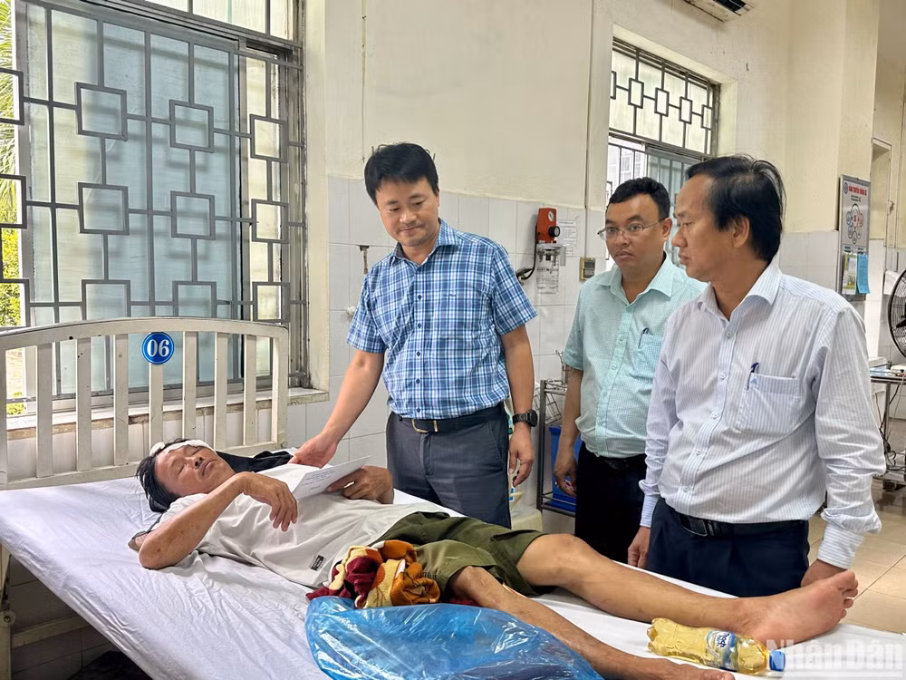 Lãnh đạo thành phố Quảng Ngãi thăm hỏi, hỗ trợ ngư dân xã Tịnh Kỳ và ngư dân tỉnh Thanh Hóa gặp nạn.