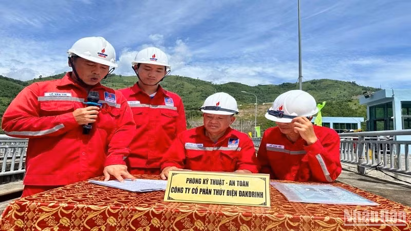 Các kỹ sư, công nhân phối hợp điều hành xả lũ.