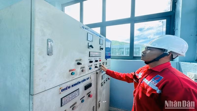 Khởi động bơm nâng van cung chuẩn bị xả lũ.