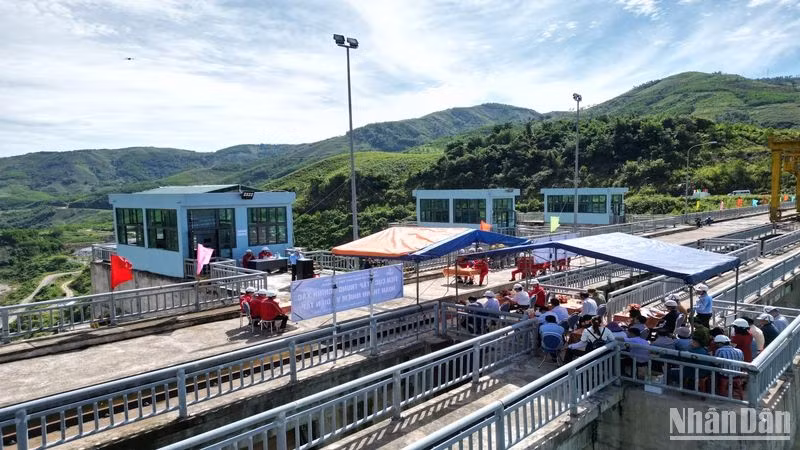 Các đơn vị thực hành các phương án ứng phó với tình huống khẩn cấp đập, hồ chứa thủy điện Đakđrinh.