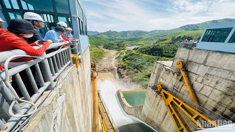 Hạ mực nước hồ đón lũ.