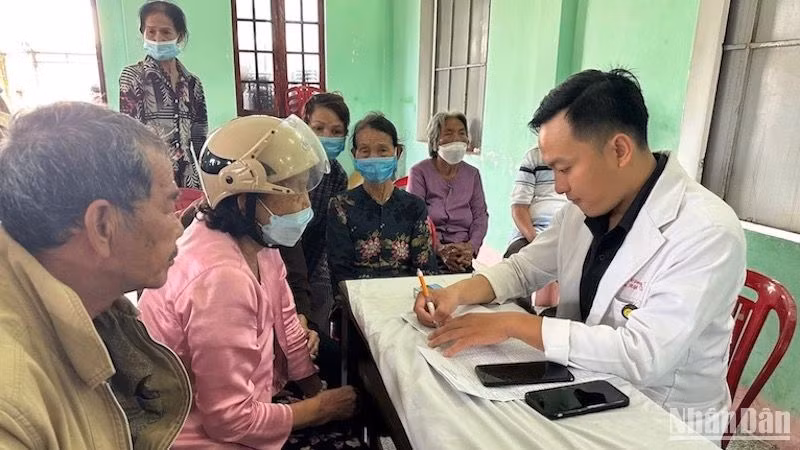 Khám sức khỏe cho người dân các địa phương ven biển Quảng Ngãi.