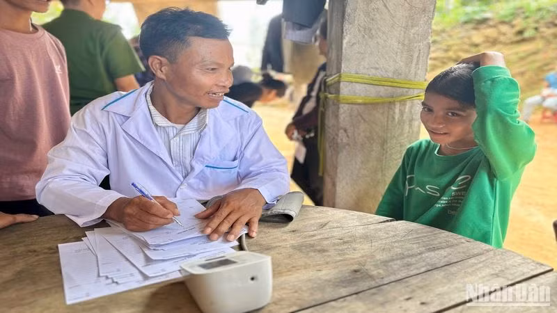 Khám sức khỏe cho trẻ em.