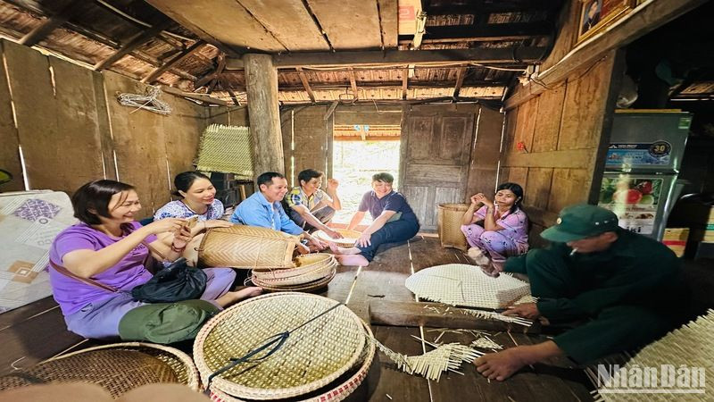 Thăm, chia sẻ động viên bà con H're thôn Gò Da làm ăn kinh tế hộ gia đình.