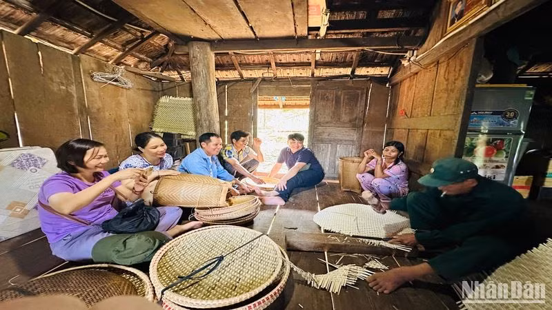 Thăm, chia sẻ động viên bà con H're thôn Gò Da làm ăn kinh tế hộ gia đình.