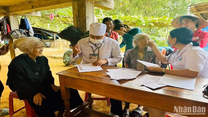 Y, bác sĩ khám sức khỏe và tư vấn phòng bệnh cho người dân thôn Gò Da.