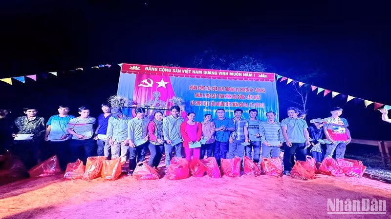 Tặng quà cùng nhu yếu phẩm động viên, chia sẻ bà con H're.