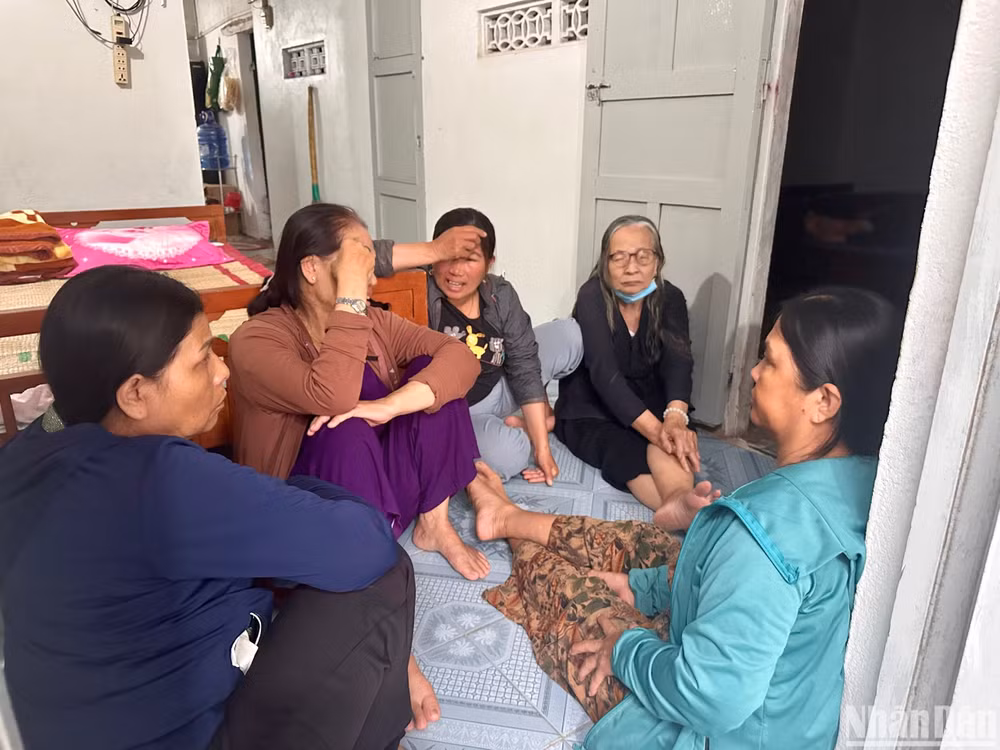 Bà con, xóm giềng động viên gia đình anh Võ Tấn Khương.