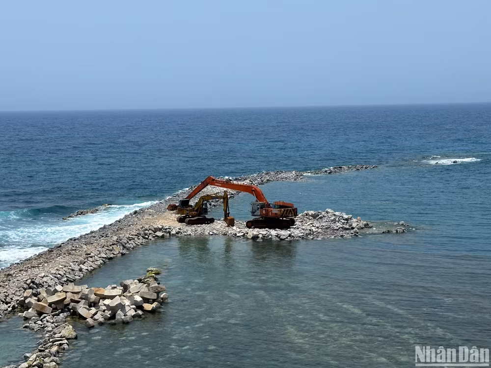 Khu vực thi công đê chắn sóng cảng Bến Đình, nơi tàu và sà-lan sẽ đổ đá hộc.