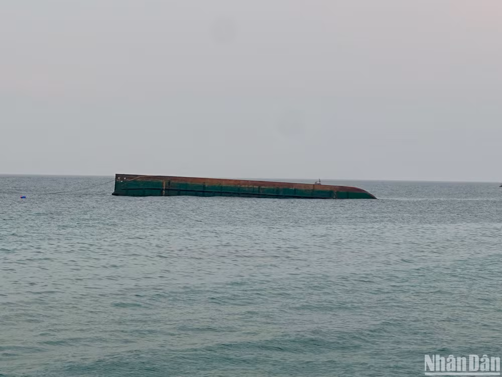 Sà lan bị chìm đã được kéo đưa về cảng Lý Sơn.