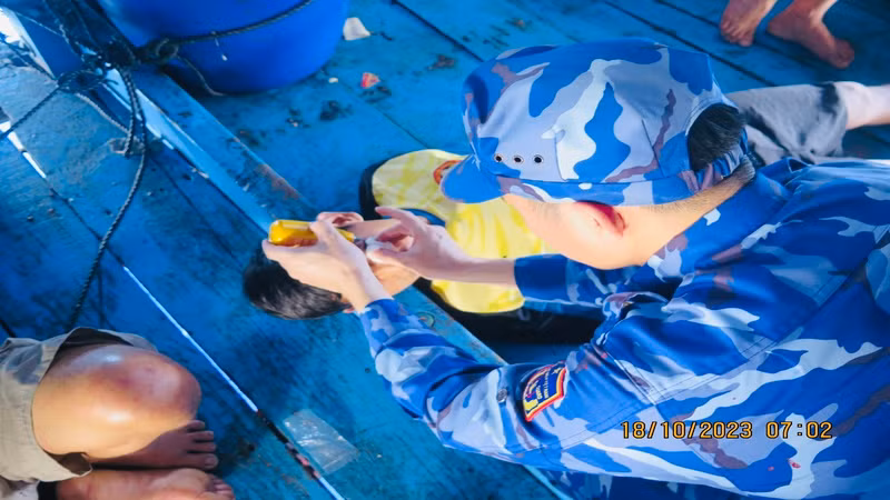 Chăm sóc, điều trị cho thuyền viên bị thương vùng mắt do chống chọi sóng biển