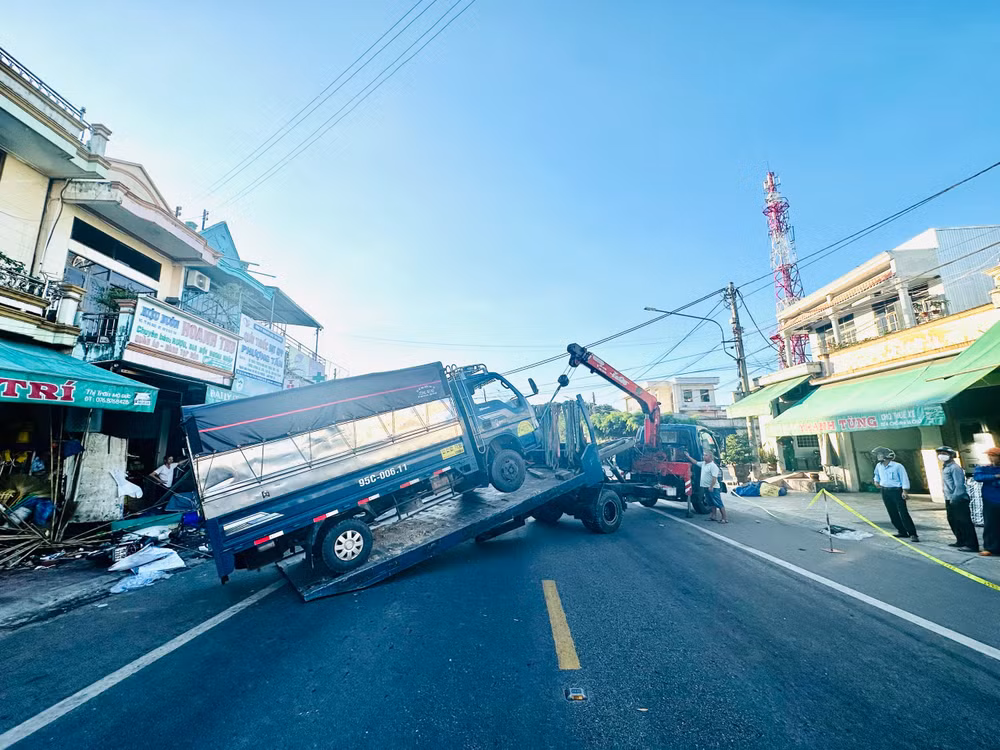 Xe cẩu đưa ô-tô gây tai nạn ra khỏi hiện trường.