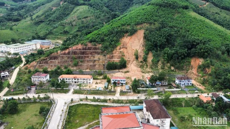 Nhiều cơ quan hành chính huyện xây dựng ngay chân núi có nguy cơ bị vùi lấp nếu mưa lũ lớn