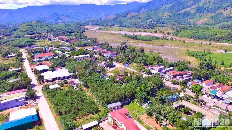 Đồng bào Hrê và các dân tộc anh em cùng khát vọng xây dựng quê hương Đội du kích Ba Tơ anh hùng ngày càng vững mạnh.