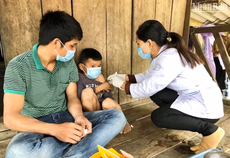 Chăm lo cuộc sống, chăm sóc sức khỏe cho bà con nhân dân miền cao Ba Tơ.