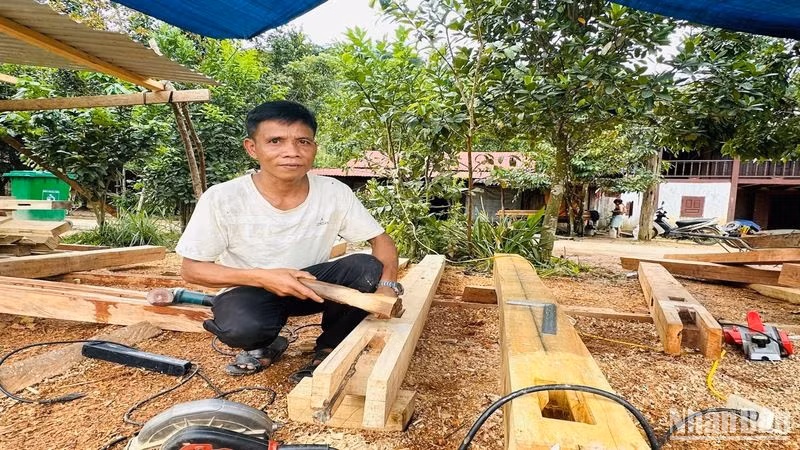 Từ vốn vay ưu đãi của ngân hàng chính sách, anh Cơlâu Chân sửa chữa nhà ở, tăng đàn chăn nuôi để có thêm thu nhập.