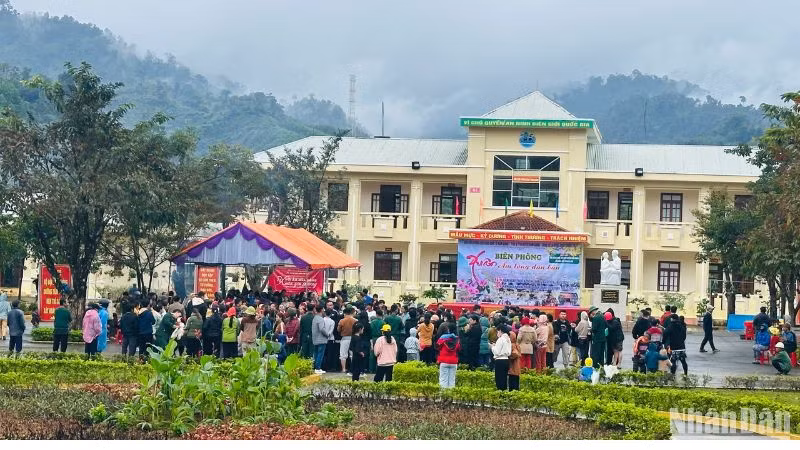 Bà con nhân dân hai xã biên giới La Dêê và Đắc Tôi cùng cán bộ, chiến sĩ và chính quyền dự các lễ hội vui xuân