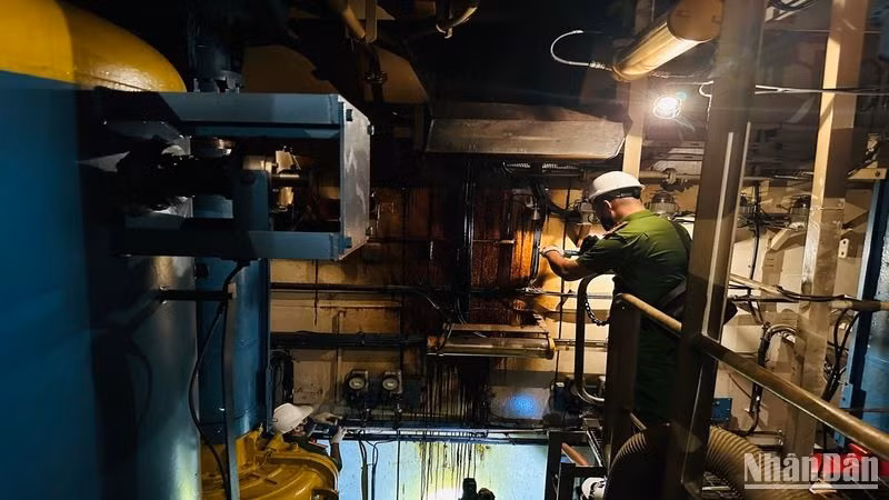 Cơ quan chức năng khám nghiệm hiện trường, điều tra vụ cháy nổ.