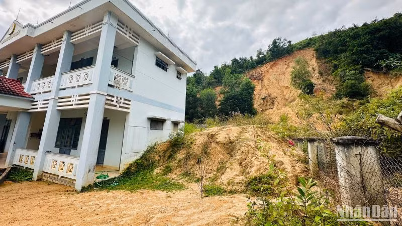 Sạt lở núi vùi lấp một phần trụ sở Liên đoàn lao động huyện Sơn Tây đe dọa tính mạng cán bộ, nhân viên đơn vị