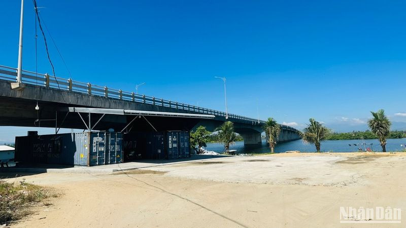 Văn phòng Công ty TNHH MTV Vận tải và thương mại 136 nằm ngay dưới gầm cầu Trà Bồng.