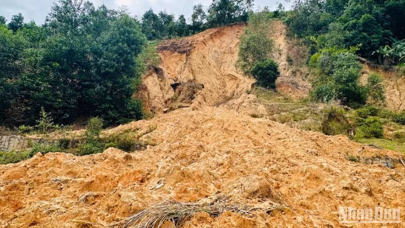 Đất đá tiếp tục đổ tràn từ trên núi cao xuống phá hỏng các bờ kè, rọ đá gia cố