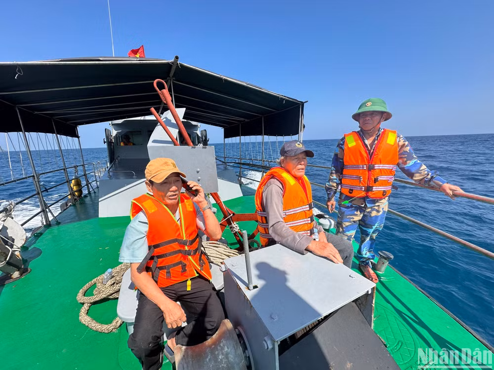 Người thân hai ngư dân mất tích cùng tham gia tìm kiếm với các lực lượng chức năng. Người thân hai ngư dân mất tích cùng tham gia tìm kiếm với các lực lượng chức năng.