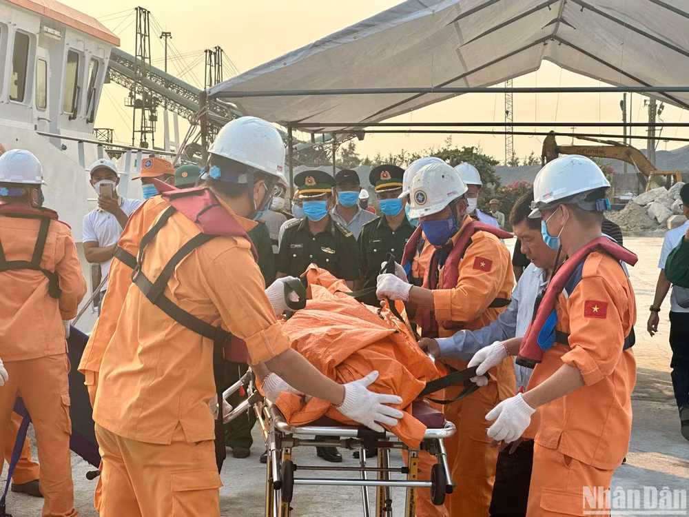 Lực lượng chức năng đưa thuyền viên tử nạn vào bờ.