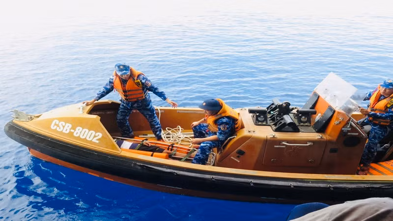 Tàu Cảnh sát biển tiếp nhận bệnh nhân để đưa vào đất liền. Tàu Cảnh sát biển tiếp nhận bệnh nhân để đưa vào đất liền.