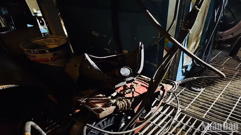 Mặt nạ, dụng cụ hàn nằm ngổn ngang trong khu vực hẹp của lối đi.