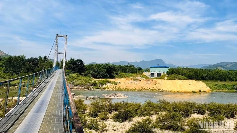 Núi đất, bãi thải vùng sông suối gây nguy hiểm cho cầu treo Tân Long và các công trình dân sinh khác của huyện Ba Tơ. (Ảnh ĐÔNG HUYỀN)