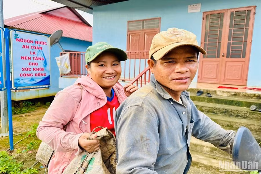 Vợ chồng Đinh Thị Lệ và Hồ Văn Hẹn có cuộc sống mới ở làng Ông Sinh.