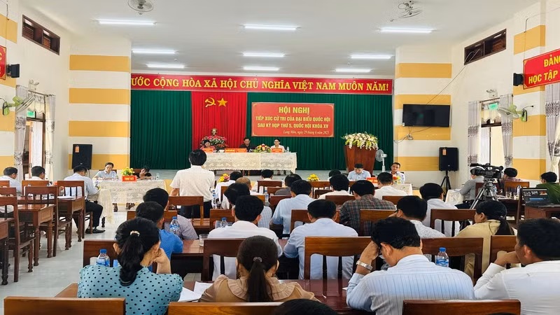 Đoàn đại biểu Quốc hội tiếp xúc cử tri tại xã Long Môn, huyện Minh Long.