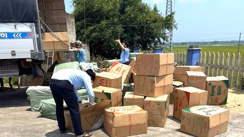 Quản lý thị trường tỉnh Quảng Ngãi kiểm tra hàng hóa giả mạo trong đợt truy quét hàng tết.