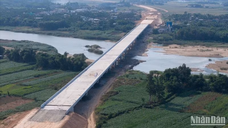 Tuyến cao tốc 88km có 77 cầu, 667 cống và hầm chui dân sinh.