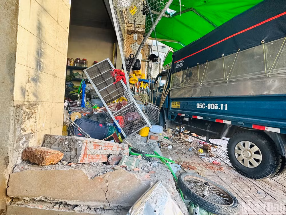 Ô-tô tải tông vào tường nhà người dân.