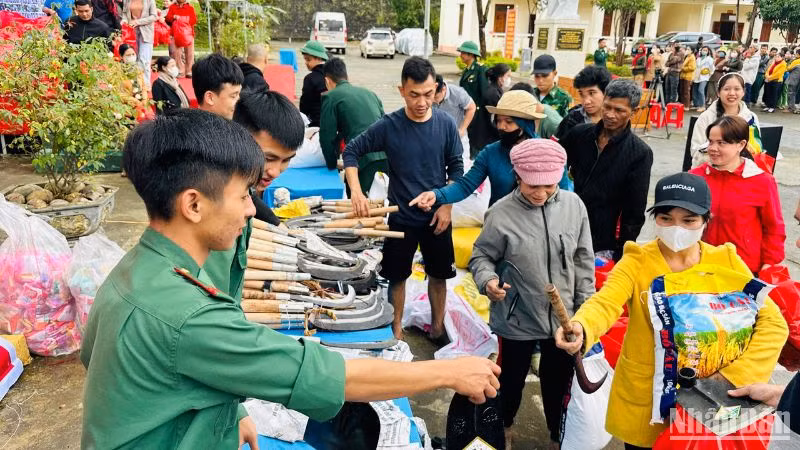 Tặng dụng cụ lao động cho bà con miền núi