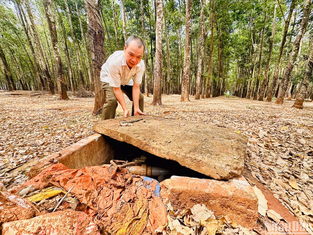 Giếng đào mười mấy năm trước sâu hơn 100m vẫn còn nước nhưng bùn lấp đầy. Xã, thôn cùng ông Công huy động anh em sục bùn “cứu” giếng duy nhất còn nước.