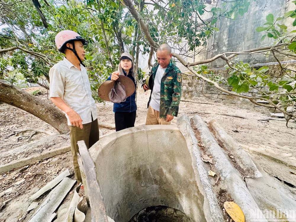 Giếng nước gia đình chị Trần Thị Tuyến bỏ hoang hơn mười năm qua vì khô hạn. Giếng nước gia đình chị Trần Thị Tuyến bỏ hoang hơn mười năm qua vì khô hạn.