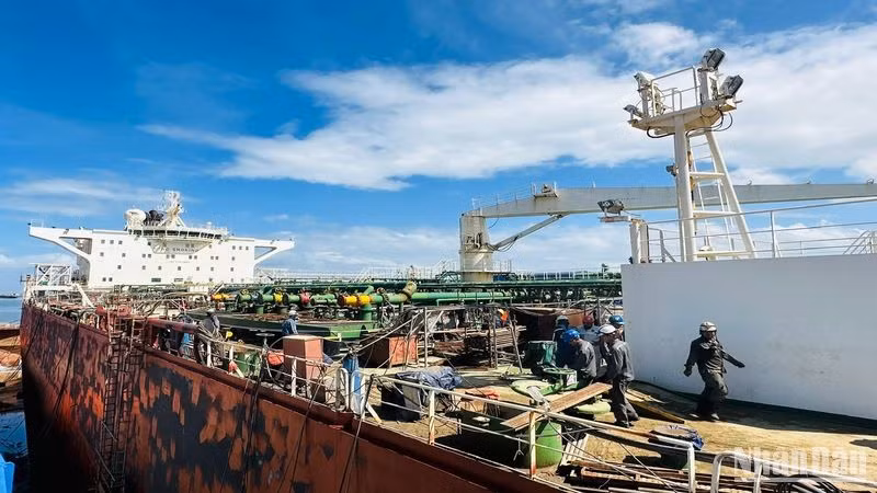 Tàu M.T Legend cập cảng Dung Quất và vào đốc sửa chữa tại Nhà máy đóng tàu Dung Quất ngày 30/10.