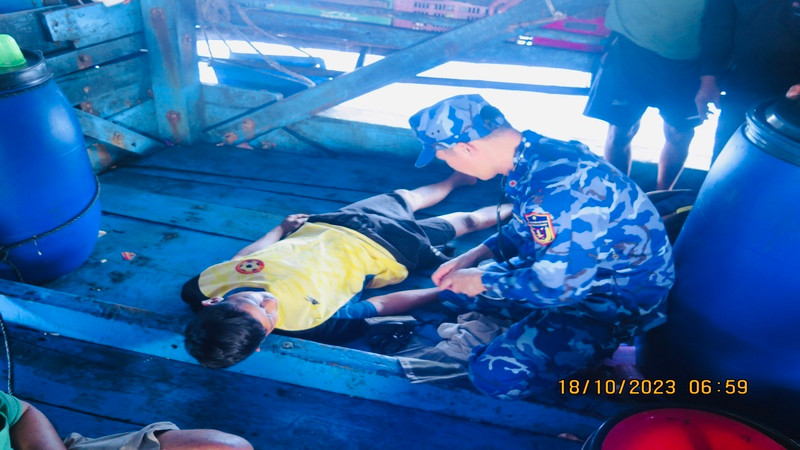 Lực lượng quân y điều trị cho các ngư dân bị nạn. 