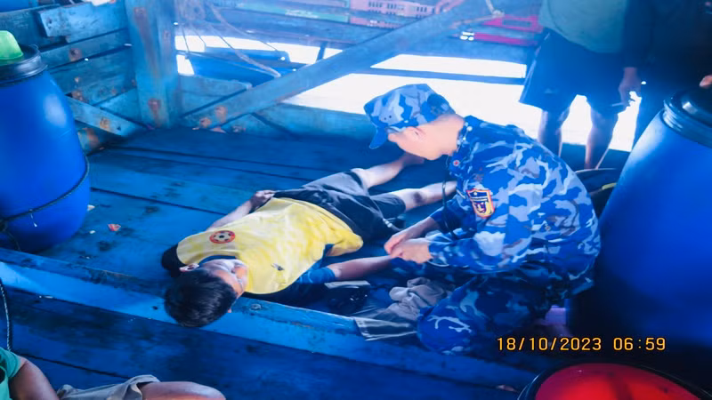 Lực lượng quân y điều trị cho các ngư dân bị nạn. 