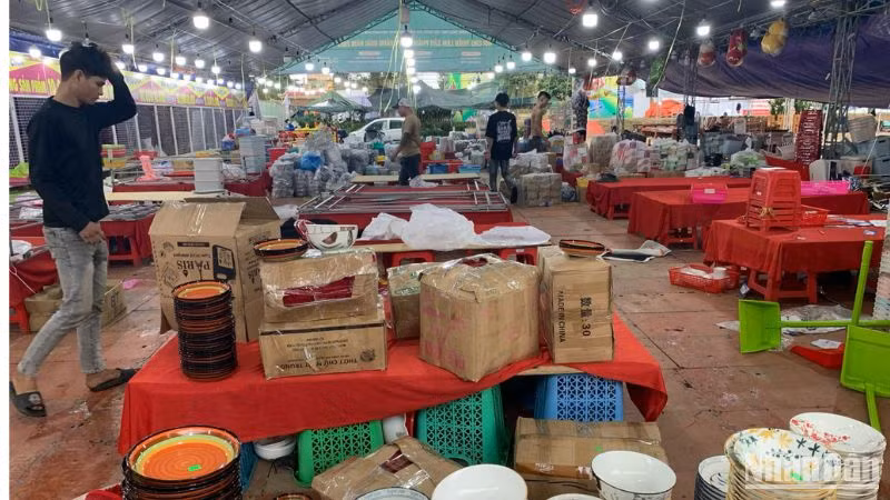 Ngoài trưng bày sản phẩm OCOP, còn có các mặt hàng khác bày bán tại triển lãm. Một số đơn vị thu dọn, dừng triển lãm sau vài ngày tham gia.