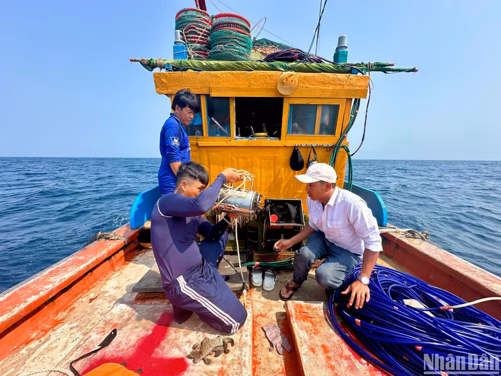 Ngư dân đảo Lý Sơn chuẩn thiết bị lặn xuống tàu kéo bị chìm để tìm người mất tích.