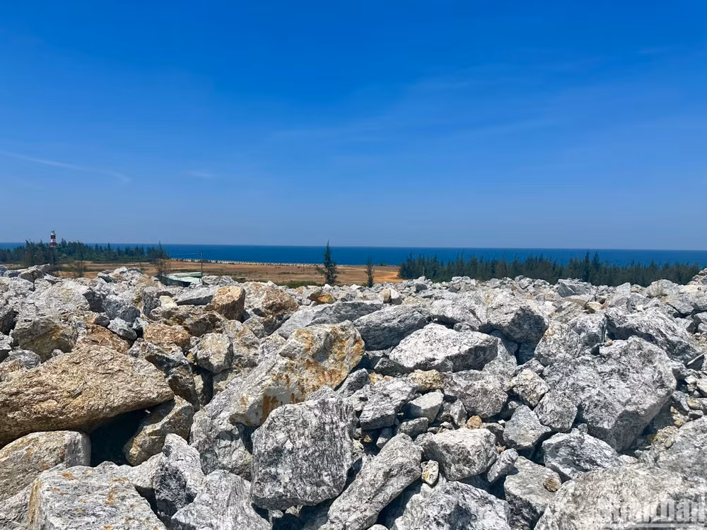 Hàng trăm nghìn khối đá do Công ty TNHH Lý Tuấn tập kết tại khu vực cảng quân sự ở Kỳ Hà.