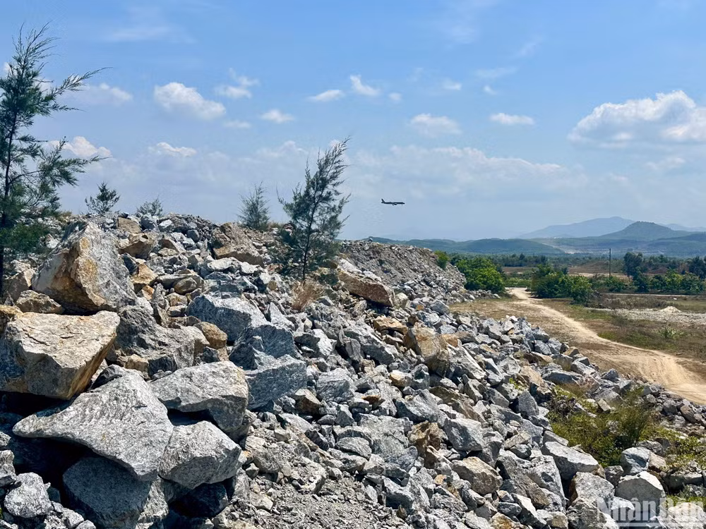 Công ty TNHH Lý Tuấn vận chuyển gần 363.177m3 đá tập kết tại bãi chứa tạm ở Khu du lịch Thiên Đàng.